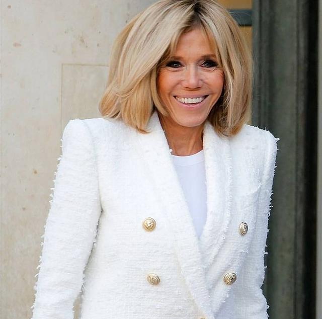 法国总统大25岁老婆同框朱莉,穿西装秒变小迷妹,反倒朱莉显老了