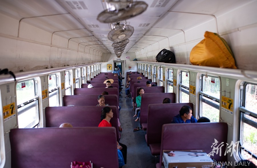 焦柳铁路线上最后的内燃绿皮慢火车