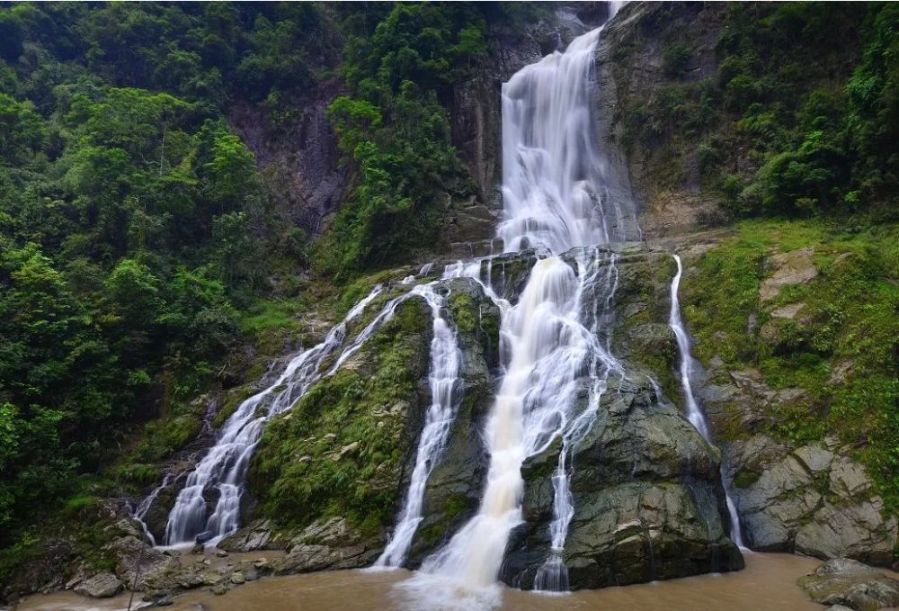岑溪白霜涧景区优惠政策:门票5折优惠时段:2020年全年在抗击新冠肺炎
