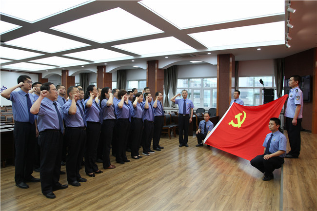 图为该院组织复转军人面对党旗宣誓.本报记者李维摄