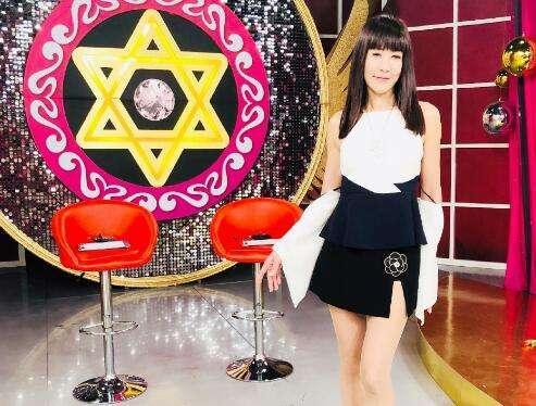 爆红后,罗霈颖利用遗传自父亲的经商头脑开始发展副业,她和闺蜜于枫合