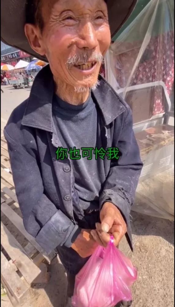 老人守在肉摊旁眼睛都看直了却无钱可买,一小伙果断出手,超暖心