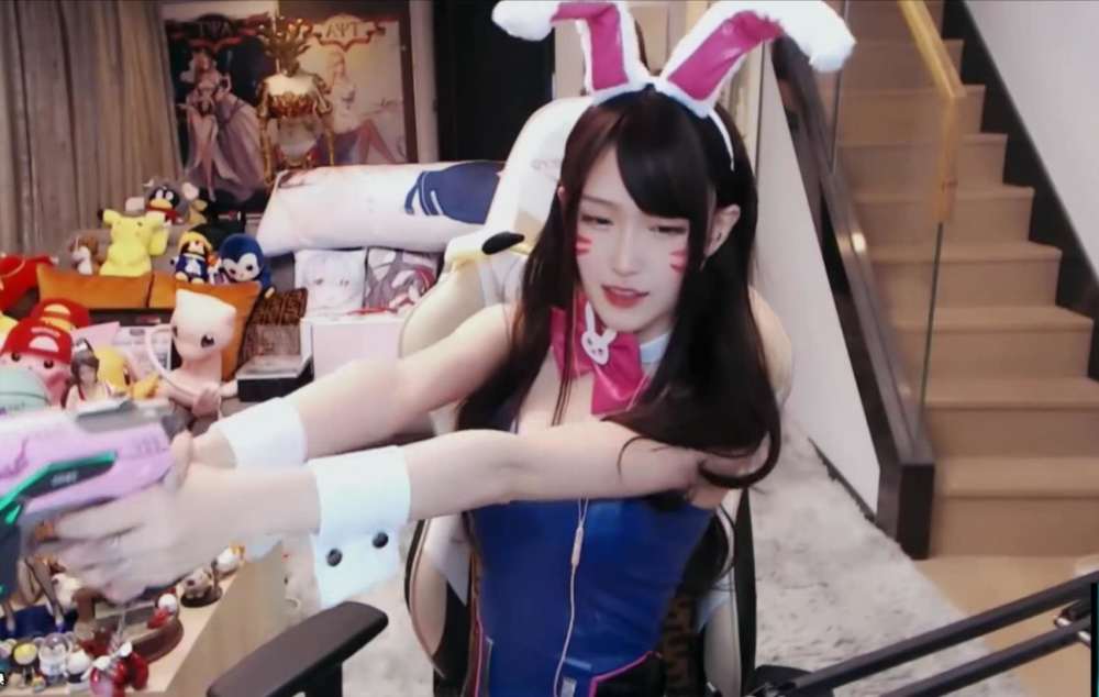 腐团儿cos兔女郎战术后退喊话观众赶快截图网友保安在哪啊