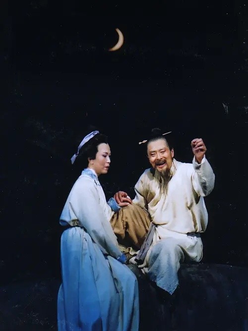 一男曰明月奴,女既嫁而卒,又合于刘,刘诀,次合于鲁一妇人,生子曰颇黎