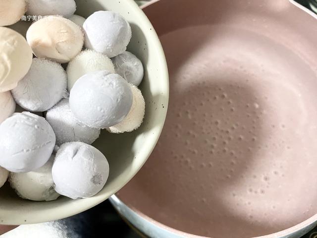 煮汤圆时,很多人把"水"给弄错了,难怪煮出来的汤圆破皮又露馅