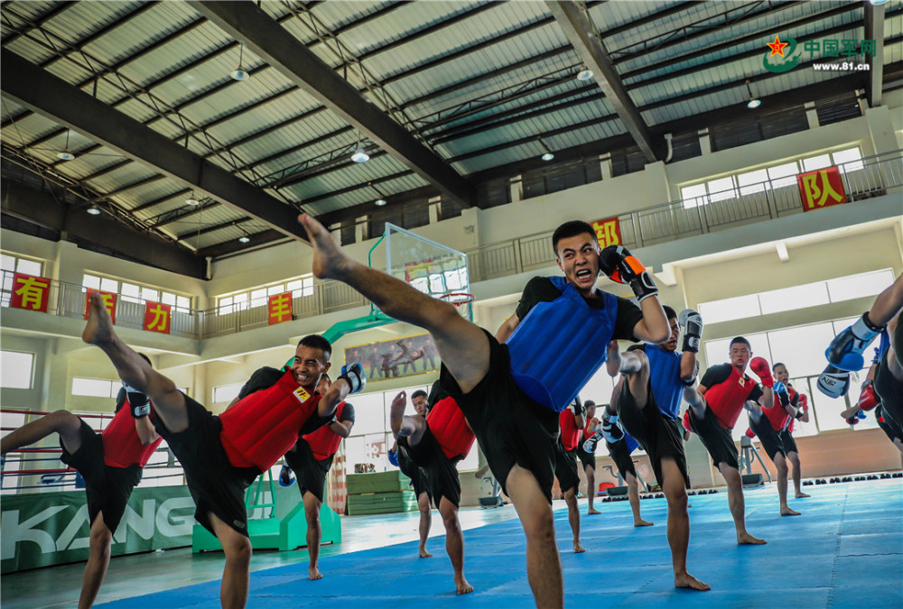 武警官兵正在进行腿法练习.