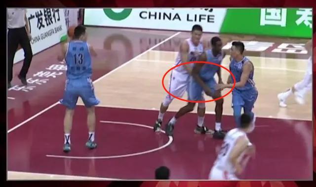 曾繁日摸裆犯规遭夺权驱逐他脑子里在想啥呢这一举动影响不小