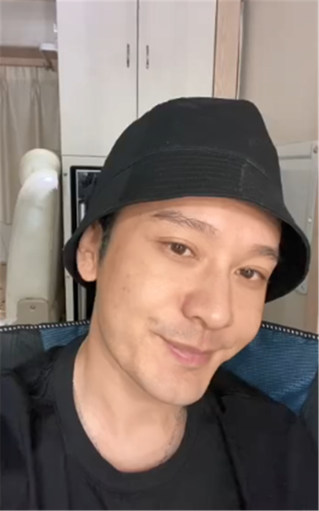 黄晓明晒素颜自拍回应争议:我就长这样啊,辛苦大家继续凑合看吧