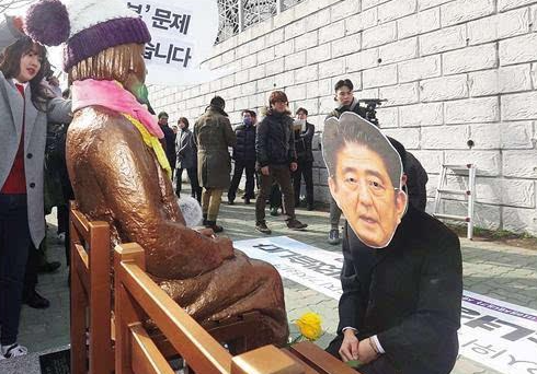 最后的救赎韩国民间设立安倍下跪谢罪像