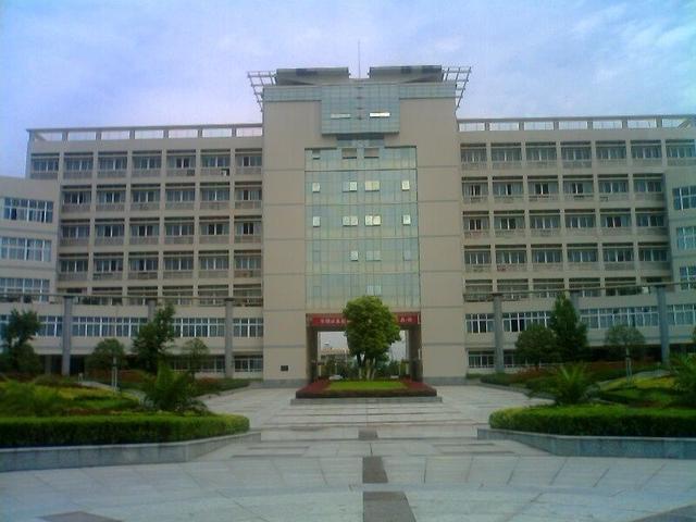 学院的前身是2000年9月成立的三峡大学宜昌分校,2002年8月经省教育厅