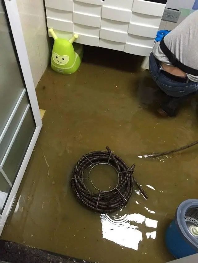 潍坊大观天下业主爆料:房子才住一年就遭马桶返水泡坏,损失惨重无人