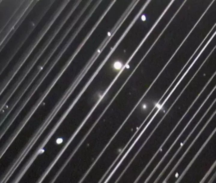 埃隆·马斯克|星链卫星把光污染带入夜空，天文学家对马斯克爆粗口了