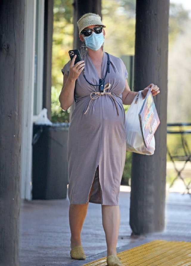 要知道凯蒂·佩里在北美歌手中和大名鼎鼎的"霉霉"泰勒