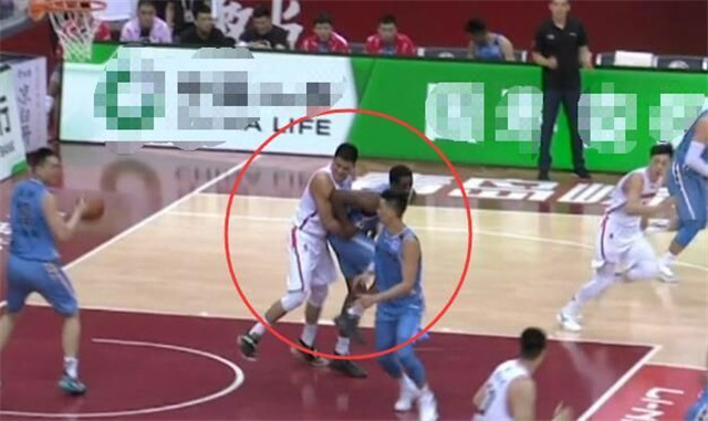 赵睿|赵睿双手合十致歉被撞摄影师：当时对抗太激烈！对方大度：理解