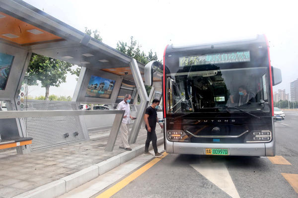 郑州自动驾驶公交来了红灯自动让道市民可免费试乘