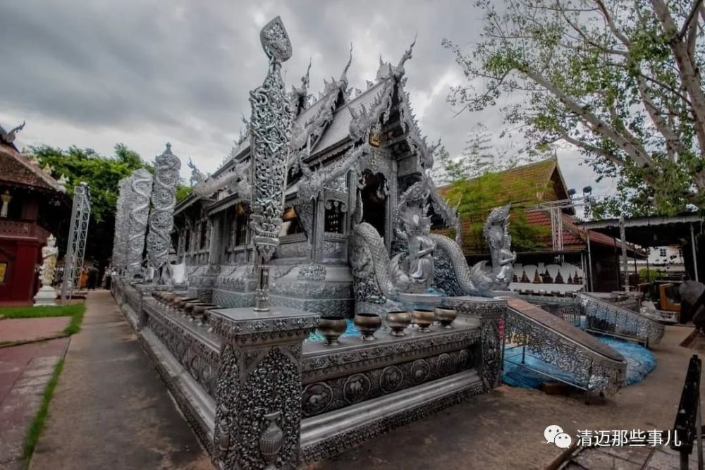 銀廟也叫素攀寺(wat sri suphan),因為寺廟用了大量的銀色金屬打造而