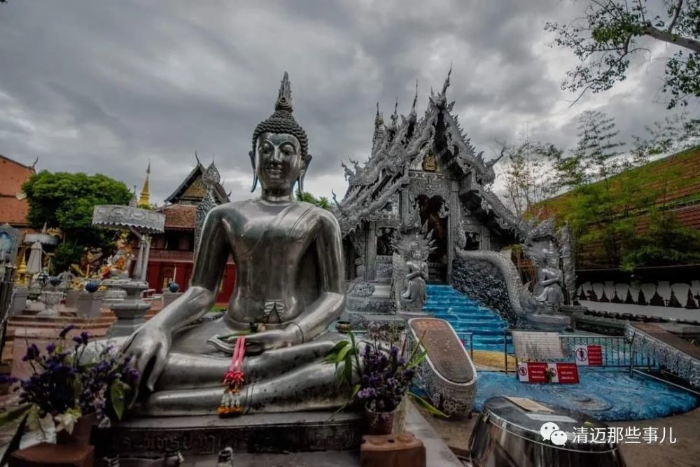 銀廟也叫素攀寺(wat sri suphan),因為寺廟用了大量的銀色金屬打造而