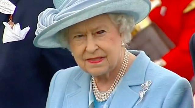 英国女王是蜥蜴人图片