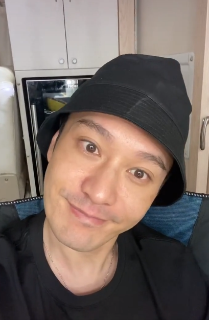 黄晓明为证明颜值有多高,晒无滤镜素颜照,怼脸拍那刻,五官真实了