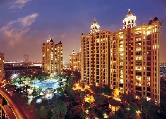 还收购李嘉诚旗下和记黄埔拥有的海怡半岛花园,2010年星河湾销售额更
