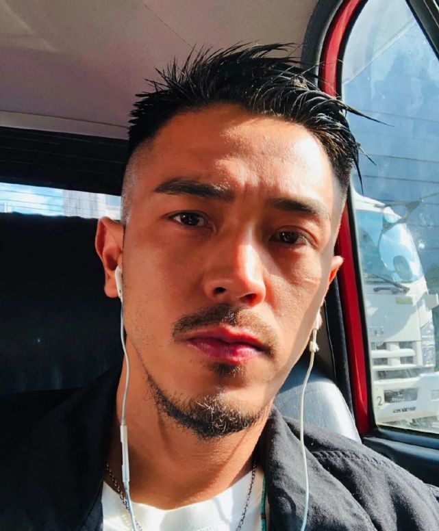 短发才是性感男神的正确打开方式,这么怼脸自拍看的可乐都脸红心跳了