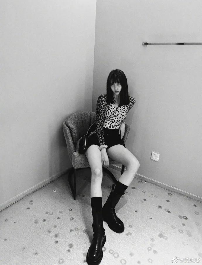 关晓彤|被喷“土大壮”的关晓彤，真替她108cm的美腿委屈