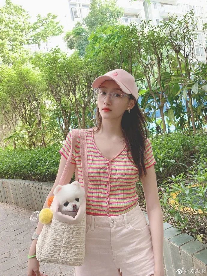 关晓彤|被喷“土大壮”的关晓彤，真替她108cm的美腿委屈