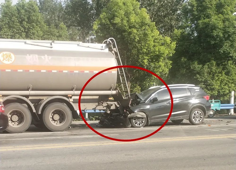 邓州市穰东镇路口一汽车追尾油罐车!车头面目全非!