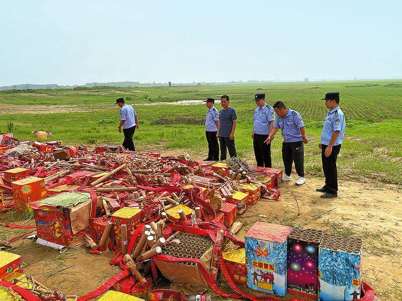 将2018年以来收缴的违法违规烟花爆竹共计4000余箱(件)进行了集中销毁