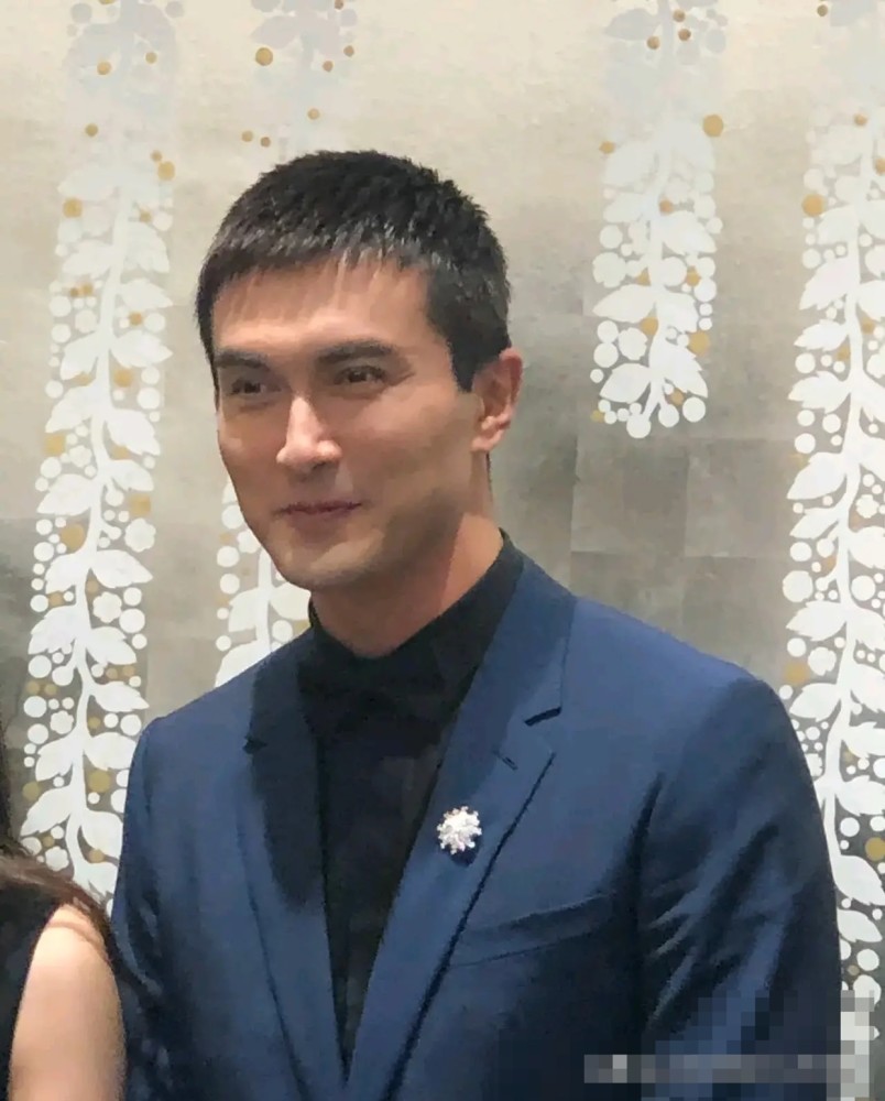 男神高伟光近照不修图有点显老特别是这发型拉低了他颜值