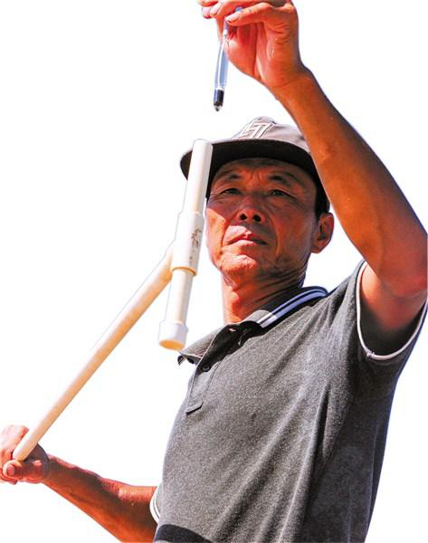 长年累月在盐场上劳作,工人的手变得非常粗糙.