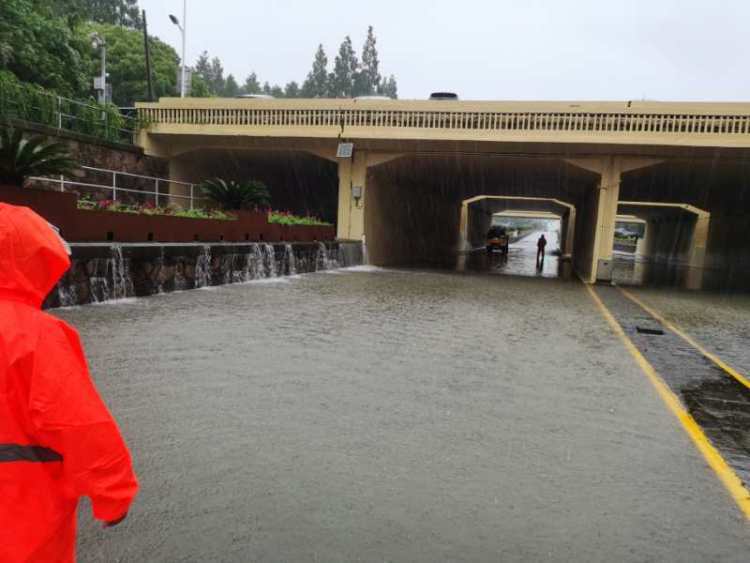 早高峰出行請當心上海部分道路下立交出現積水道路養護單位現場全力