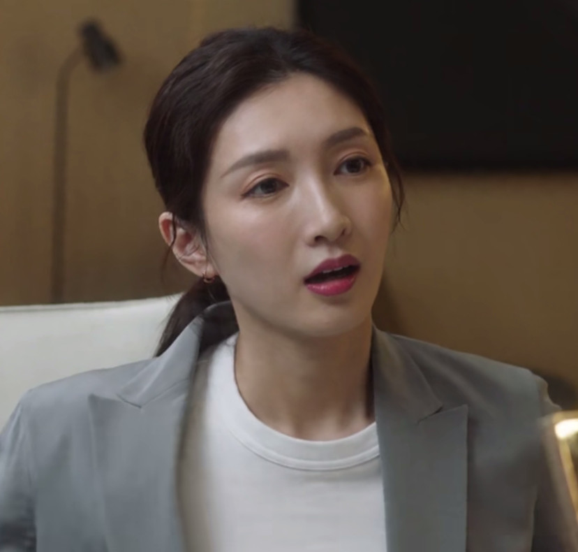 三十而已王漫妮挣10万改头换面当闺蜜面嘲讽梁正贤婉拒店长勇敢追梦