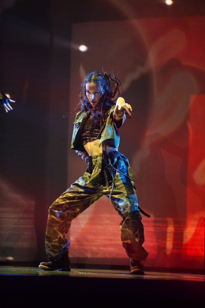 金晨四公舞台继续发光绝美endingpose获赞