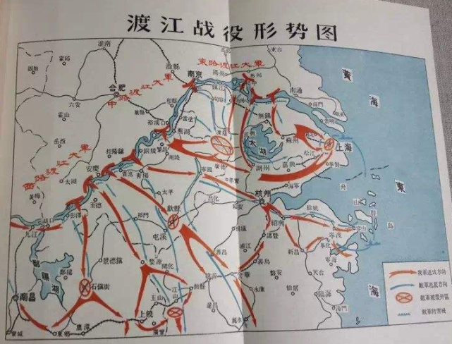 渡江战役发起前,我军炮兵指战员正通过炮队镜观望江对岸的蒋军阵地可