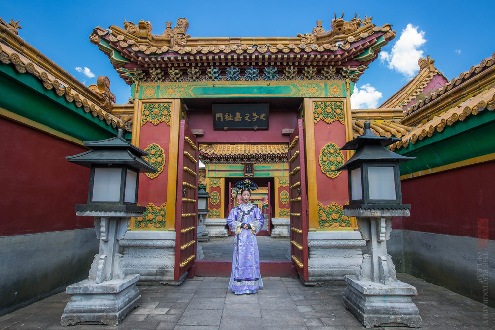 还可以换上古装,走入后宫,再现电视剧里的真实场景,这一刻你就是甄嬛