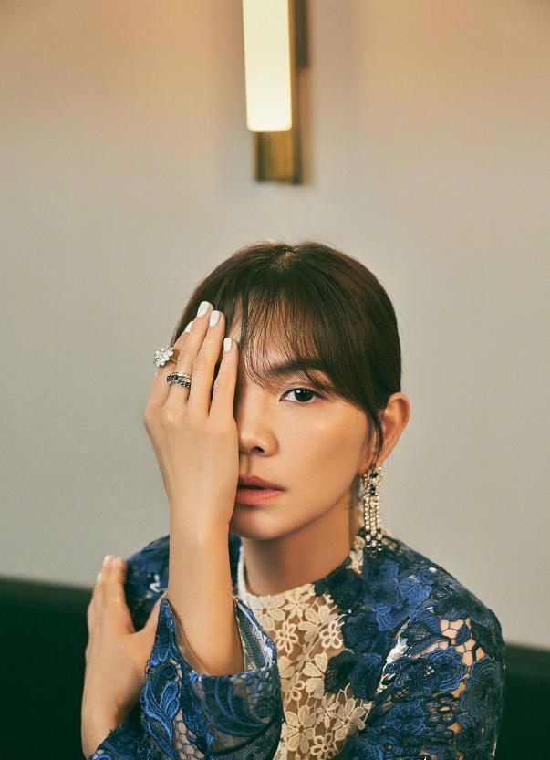 陈嘉桦杂志照出炉复古时尚与镂空元素结合时尚大气尽显女人味