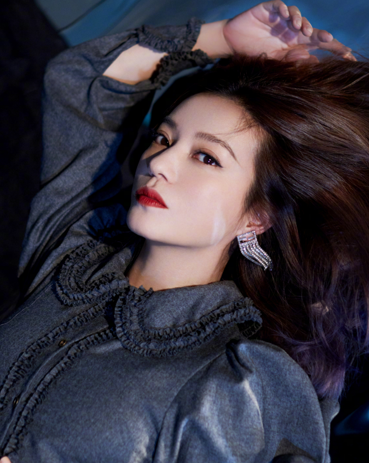 赵薇躺下拍时尚大片,却忘记自己穿的是短裙,"救场反应"成经典