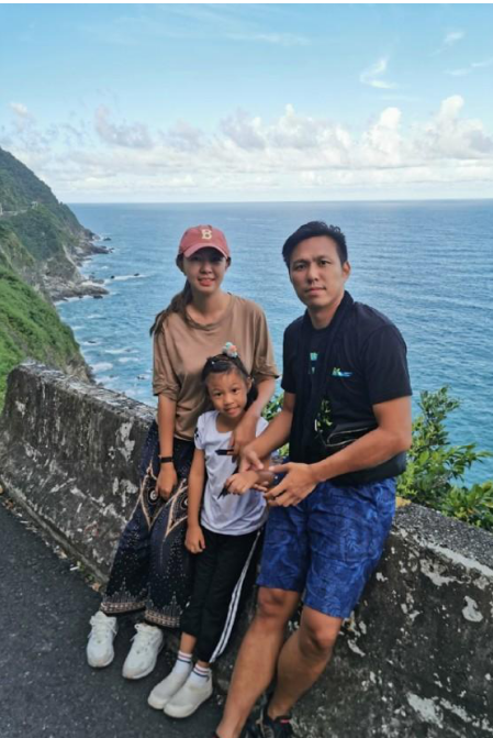 卓依婷罕见晒全家福39岁依然清新甜美老公阳光帅气