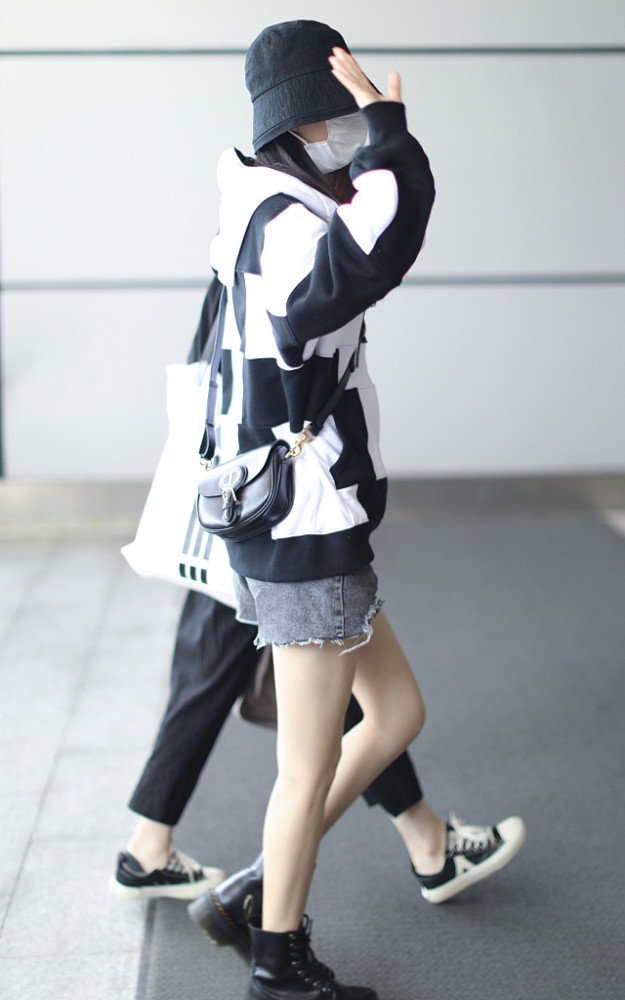 赵丽颖黑白造型现身机场,卫衣热裤潮感十足,配马丁靴又美又飒