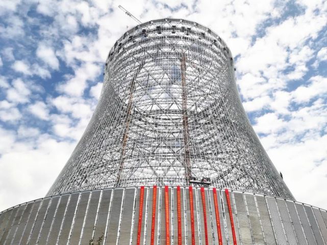 国内首座超大型双曲线型钢结构空冷塔完成主体结构施工