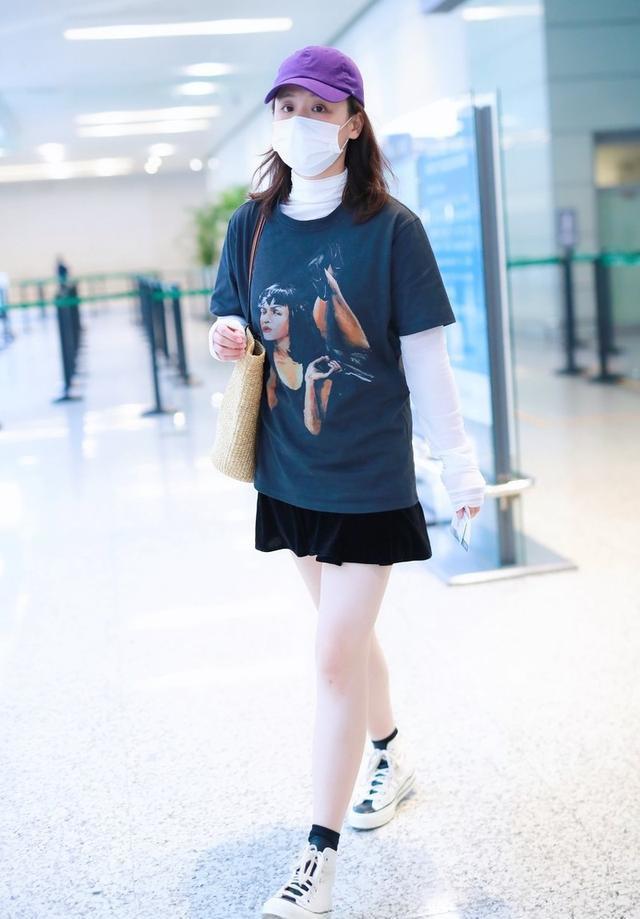 马思纯真是"肉感十足",穿扎染t恤衫太显壮,比助理胖不止一点