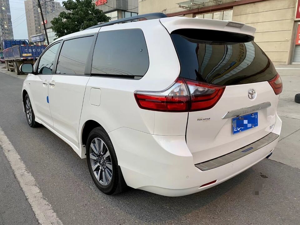 丰田最霸气的进口mpv,40万配6缸动力,双侧滑门 四驱最给力!