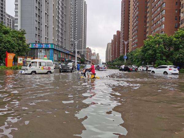 新乡遭遇大暴雨袭击最大降雨量3322mm市区数条道路积水严重