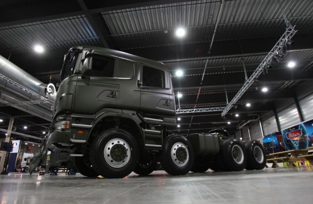 730马力的斯堪尼亚r730 8×8重型军用卡车 尽显霸气风范