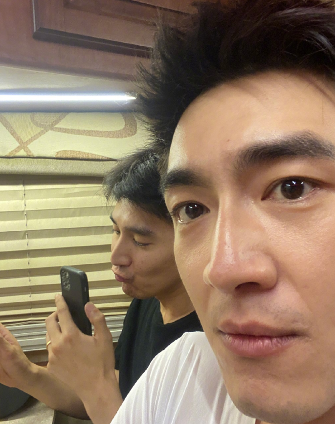 赵又廷探班林更新,却只顾着跟老婆和女儿开视频,评论区一片调侃