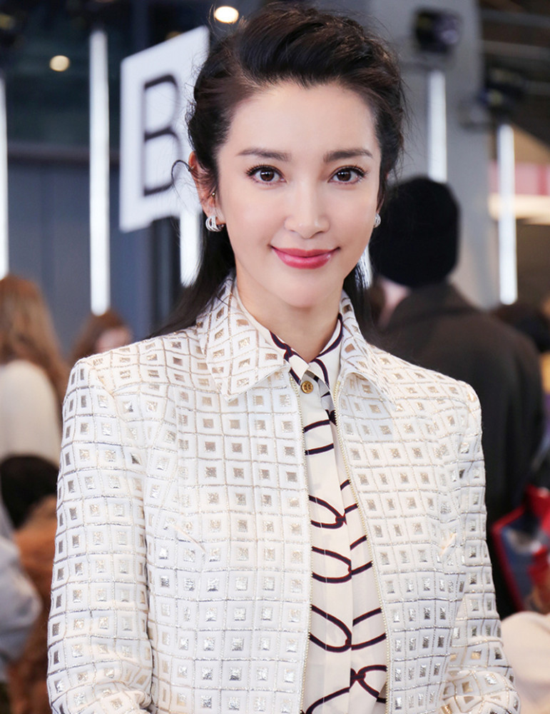 47岁李冰冰走机场素颜出镜似小姑娘手拿行李箱不见小16岁男友