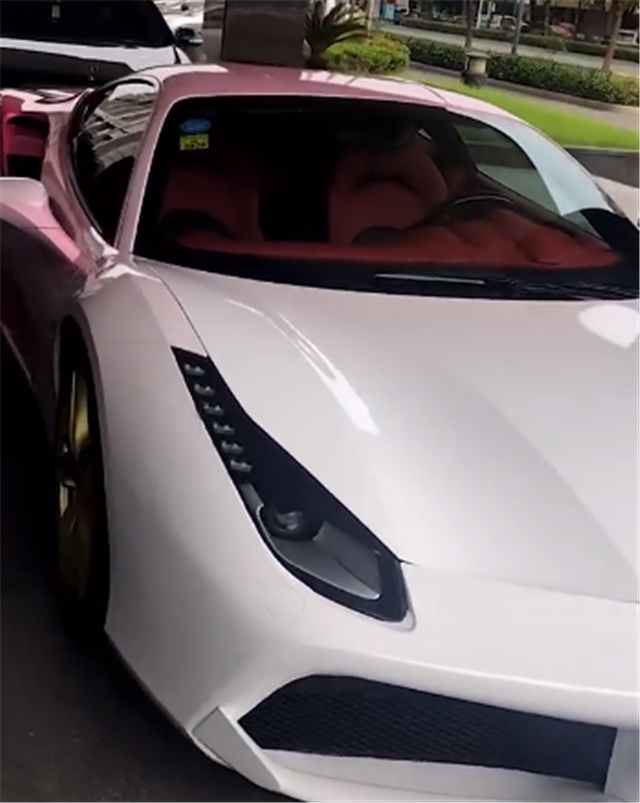 "渐变粉"法拉利,贴膜花上万,还配金轮毂,可谓"白富美最爱"