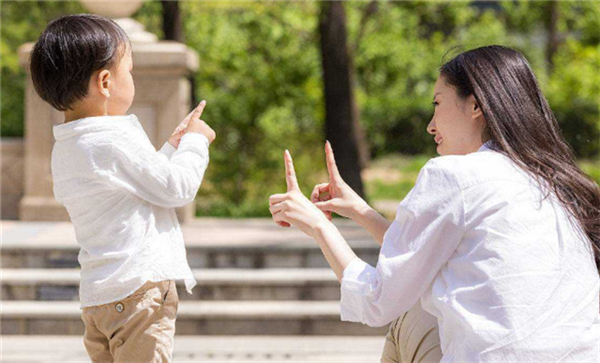 幼儿园孩子独立生活能力_家长培养孩子独立性_幼儿园孩子不肯起床