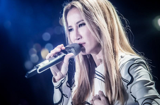 先以歌手出道后转行做演员成就咖位黄渤最初在酒吧里做过驻唱